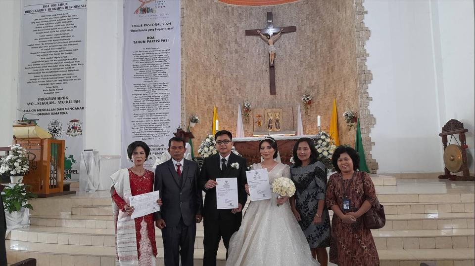 Kadis Dukcapil Dairi Serahkan Akta Nikah Pengantin Baru di Gereja ...